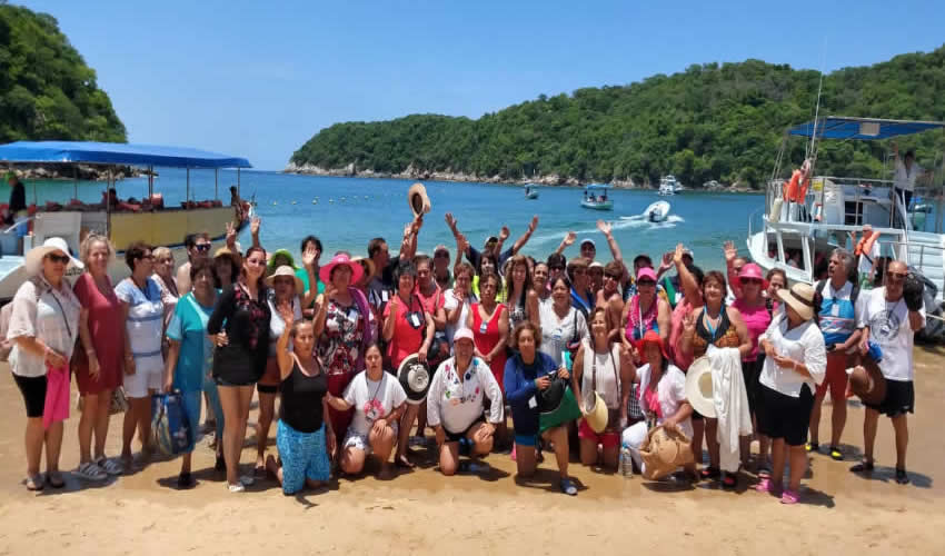 Las personas de la tercera edad que disfrutan de estas vacaciones van acompañadas de un responsable de grupo, un médico y personal de apoyo