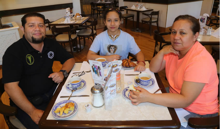En Sanborns Francia desayunaron en familia Gibert Blanco López, Andrea Blanco Castañeda y María Dolores Castañeda Flores