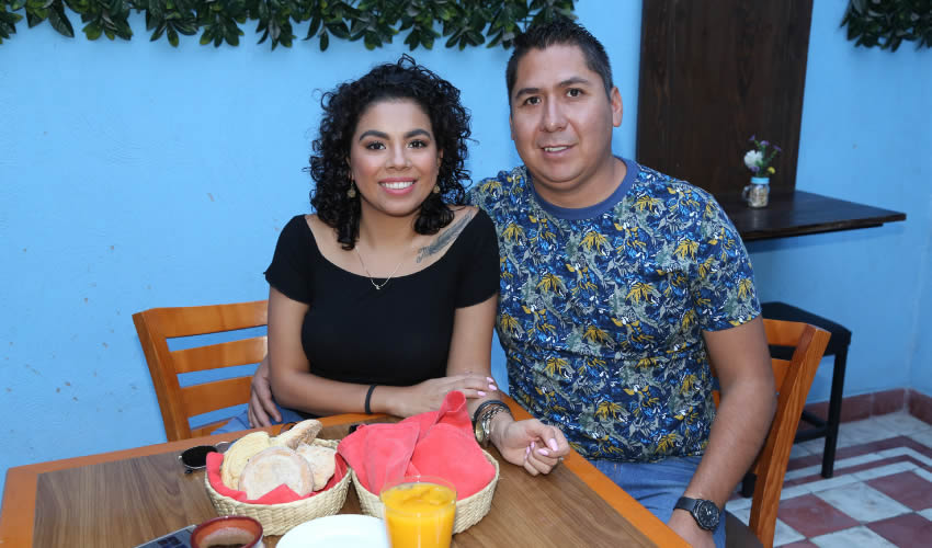 En el restaurante Azul Catedral compartieron el primer alimento del día Natalia Escalera Barba y Paulo Díaz Esparza