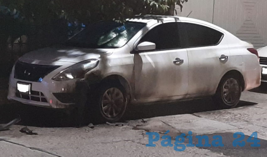 El vehículo sólo sufrió daños en la fascia delantera
