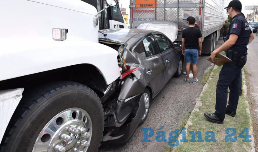 El camión torton destrozó un automóvil Nissan Versa, que a su vez se estampó contra un tráiler
