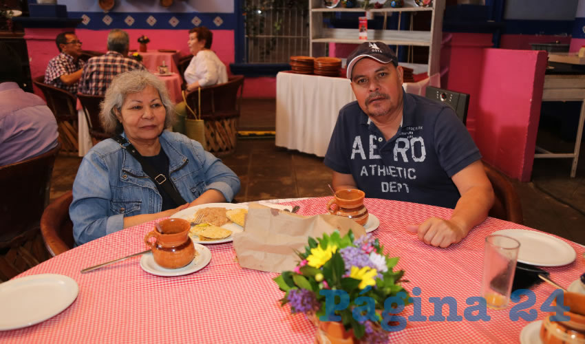 Anita Gamboa Herrera y Sergio Gamboa Herrera, quienes nos visitan de Chihuahua, desayunaron en el restaurante La Saturnina
