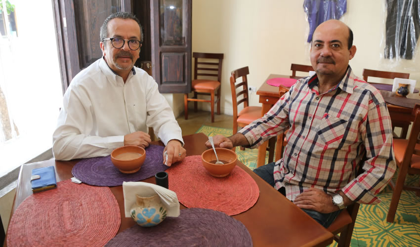 En el restaurante oaxaqueño El Sabor de Mi Tierra desayunaron Rafael Soraiz Salazar y Carlos Ramírez Muñoz