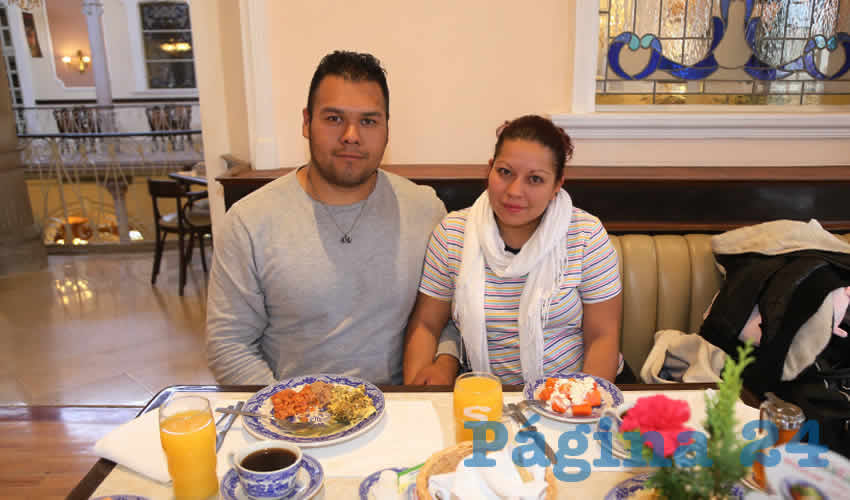 En Sanborns Francia compartieron el pan y la sal Lorenzo Martínez Marcos y Martha Albarrán Gil, quienes nos visitan de la Ciudad de México