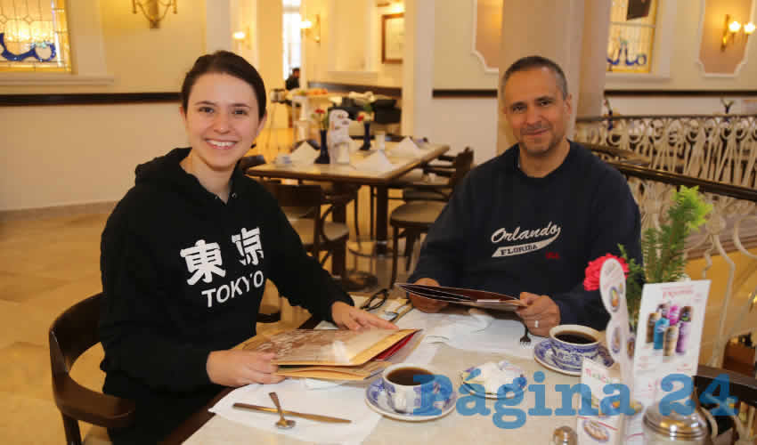 En Sanborns Francia compartieron el primer alimento de la mañana María José Armendáriz Curiel y Alejandro Armendáriz Azuela