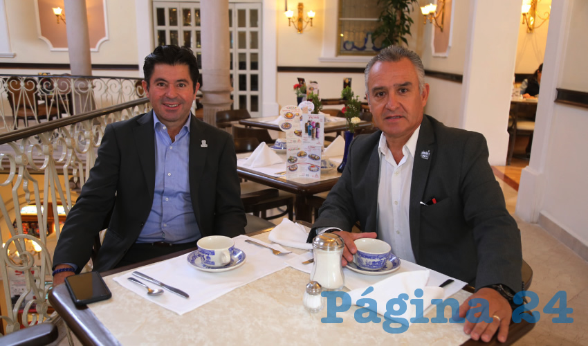En Sanborns Francia almorzaron Jorge López Martín, presidente del Patronato de la Feria y secretario de Turismo en el Estado; y el licenciado Carlos García Díaz de León