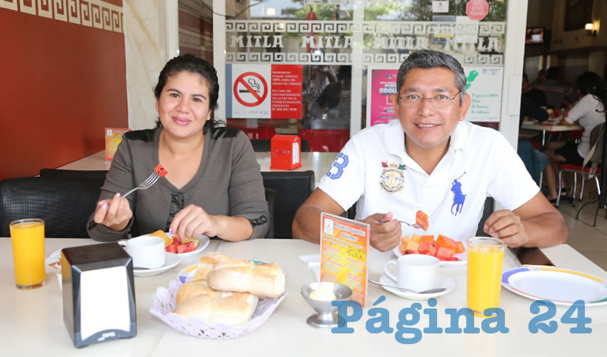 En el restaurante Mitla desayunaron Claudia Arizmendi Hernández y Carlos Nateras Reynoso, quienes nos visitan de Cuernavaca, Morelos
