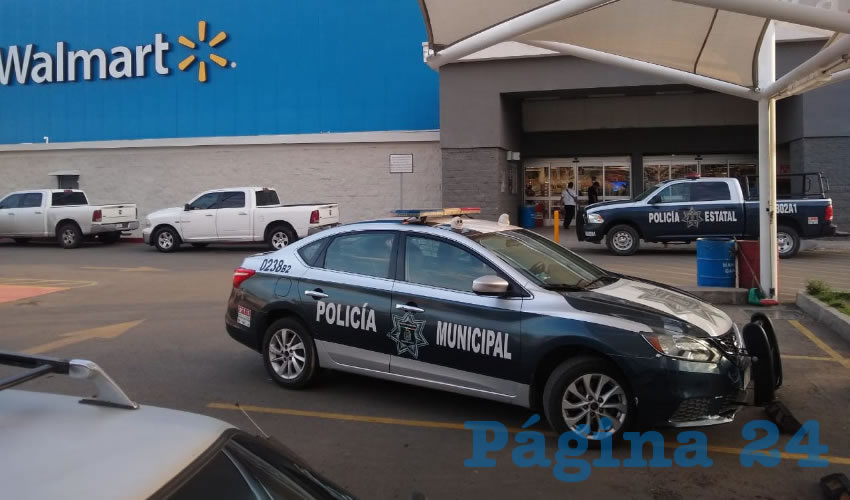 En la tienda Walmart de Mahatma Gandhi, las cajeras fueron sorprendidas por dos pistoleros