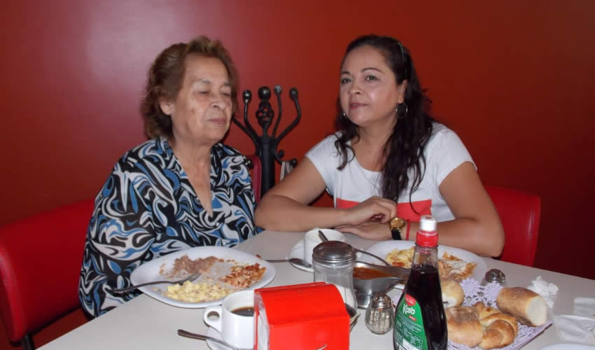 En el restaurante Mitla almorzaron Mar&iacute;a y Brenda Romo