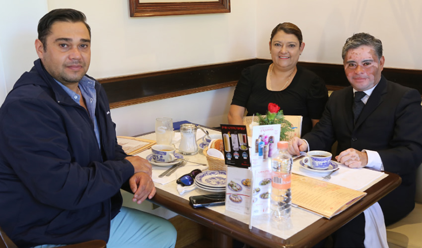 En Sanborns Francia almorzaron Diego Moreno Ortiz, Mónica Becerra Moreno, diputada local; y Elías Cruz Sánchez
