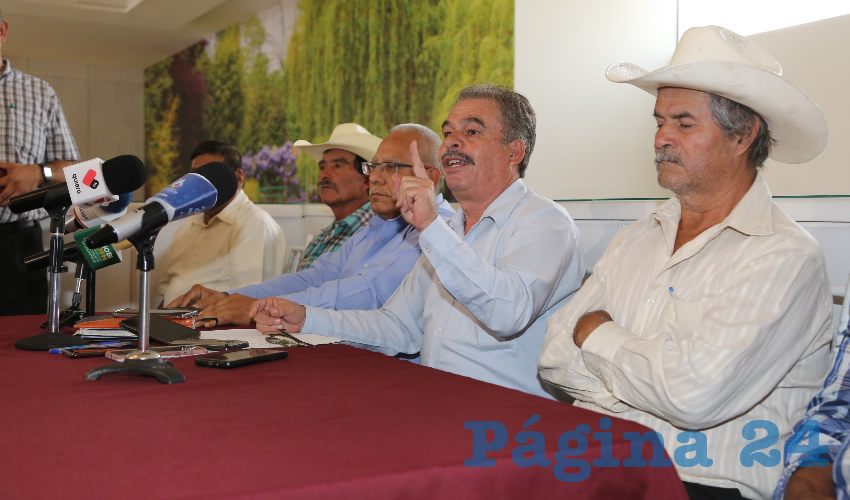 Juan Manuel de Loera Márquez y campesinos de la organización Demócratas Unidos por un Mejor País (Foto: Eddylberto Luévano Santillán)