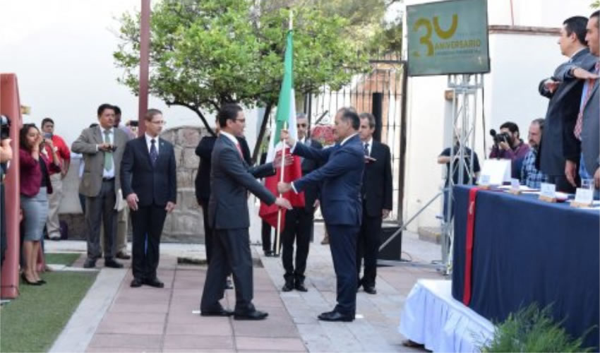 El Dr. Gabriel Dom&iacute;nguez Garc&iacute;a Villalobos y el C.P. Martin Orozco Sandoval, gobernador de Aguascalientes realizaron el protocolo de abanderamiento