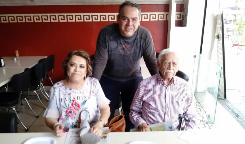 En el restaurante Mitla desayunaron Laura, Remigio y David