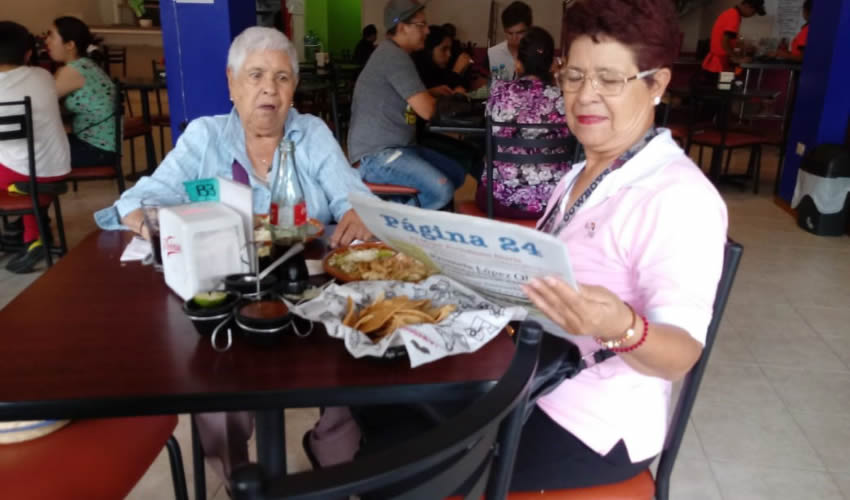 Las maestras Martha Aurora Land&iacute;n Lu&eacute;vano y Juana Lu&eacute;vano desayunaron en el restaurante La Madero