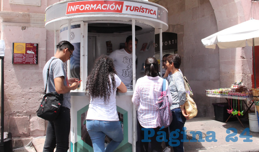 En el kiosco turístico ubicado en el Portal de Rosales, unos visitantes pidieron información para llegar a su destino que era el cerro de La Bufa, ante lo cual les explicaron el recorrido que pudieran hacer en una agotante caminata a pie, en tanto, les recomendaron utilizar el servicio de transporte ejecutivo que ofrece Uber, en lugar de taxis (Foto Rocío Castro Alvarado)