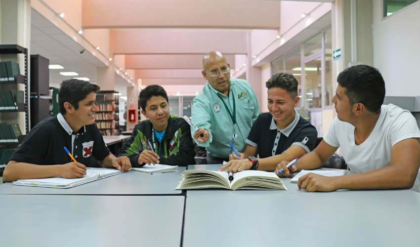 De acuerdo a la convocatoria del concurso, participaron tres equipos por universidad, de cuatro alumnos cada uno