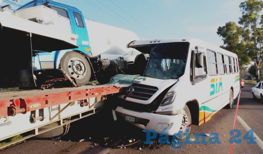El cami&oacute;n de transporte de personal se estamp&oacute; contra la plataforma de un tr&aacute;iler