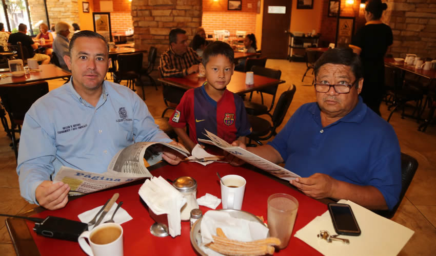 En Las Antorchas desayunaron Israel Díaz García, director de Mercados Municipio; el niño Juan Fernando Camacho Macías y su abuelo Juan Camacho Gaytán