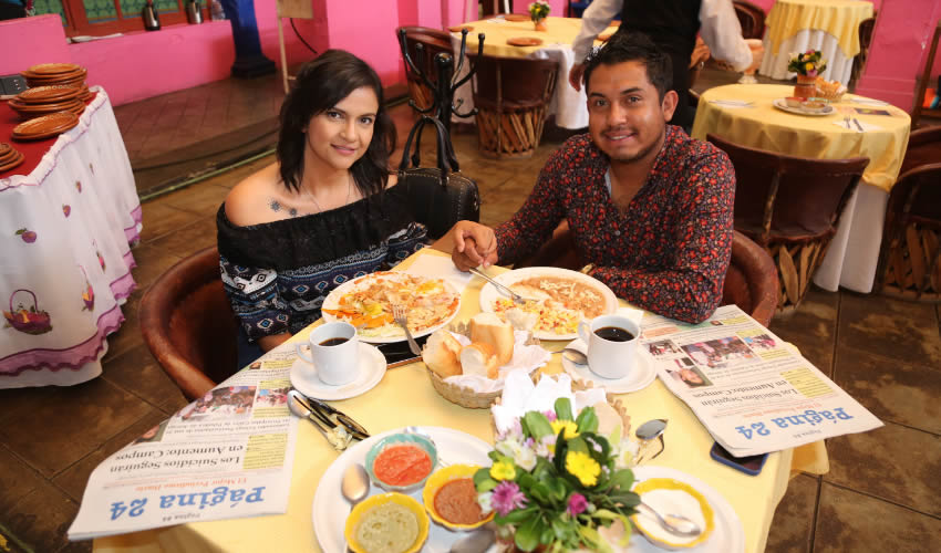 En La Saturnina desayunaron Leslie Cruz Torres y José Herrera Ortiz