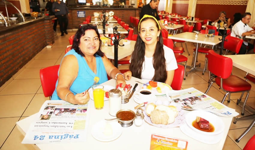 En el Restaurante Mitla compartieron el primer alimento de la ma&ntilde;ana Teresa Gonz&aacute;lez Aguilar y Gabriela L&oacute;pez Romo
