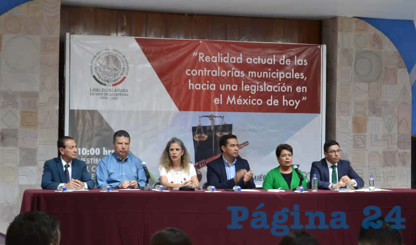 Durante el foro denominado “Realidad actual de las contralorías municipales, hacia una legislación en el México de hoy”, el diputado local, Raúl Ulloa Guzmán, consideró importante esta reunión para revisar las lagunas que hay en la ley que van desde la designación, perfil, desempeño y remoción de los titulares de estas áreas (Foto Merari Martínez)
