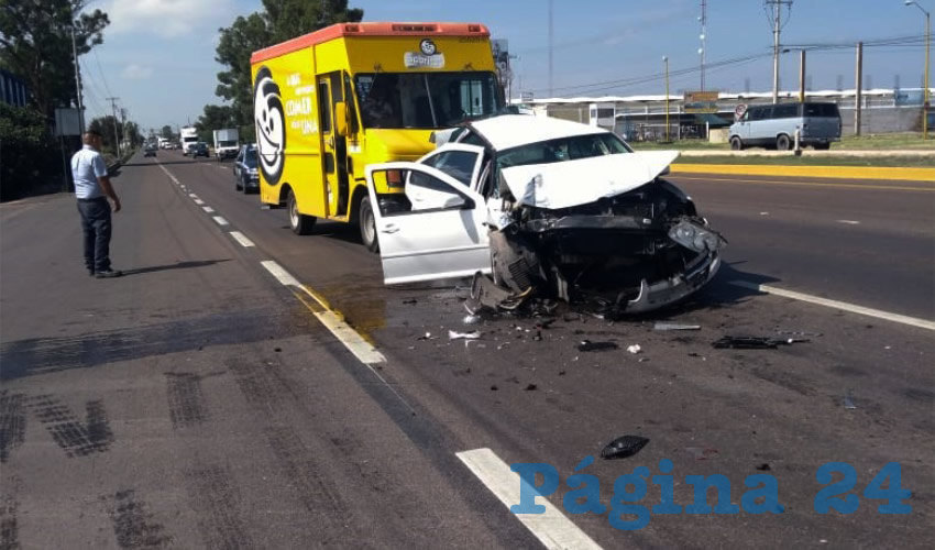 El automóvil Jetta quedó destrozado, al chocar contra un camión cisterna
