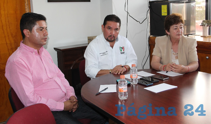 Gustavo Uribe Góngora, presidente estatal del PRI señaló a las 7:30 de la tarde en conferencia de prensa que se tenía el conteo hasta ese momento de 86 mesas receptores de las 110, y que durante el transcurso de la tarde-noche se tendría la totalidad de votos, ya que por la lejanía de algunos municipios con la capital faltaban algunas casillas por llegar (Foto Rocío Castro Alvarado)