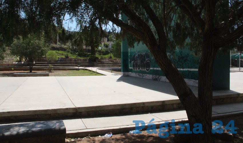 Dijeron que una de las principales dificultades para las personas que quieren hacer uso de sus instalaciones es que durante la tarde-noche no funcionan las lámparas, por lo que el espacio está oscuro (Foto Rocío Castro Alvarado)