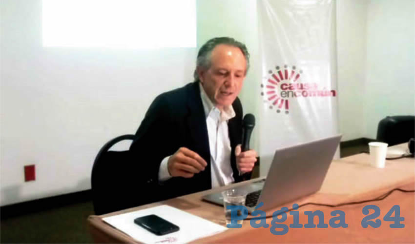José Antonio Polo Oteyza, director general de Causa en Común, reveló la encuesta realizada a cientos de uniformados de distintas corporaciones municipales, encontrando que su situación laboral es precaria: más de la mitad reconocieron que son ellos mismos quienes tienen que comprar botas y fornituras para su trabajo/Foto: Francisco Tapia