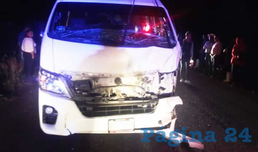La vagoneta quedó destrozada del frente, pero el conductor sólo presentó golpes de escasa importancia
