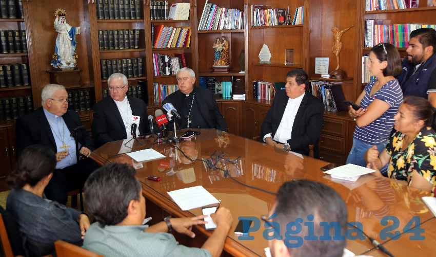 El obispo José María de la Torre Martín, el cardenal Francisco Robles Ortega y el arzobispo Emilio Berlié Belaunzarán, en conferencia de prensa (Foto: Eddylberto Luévano Santillán)