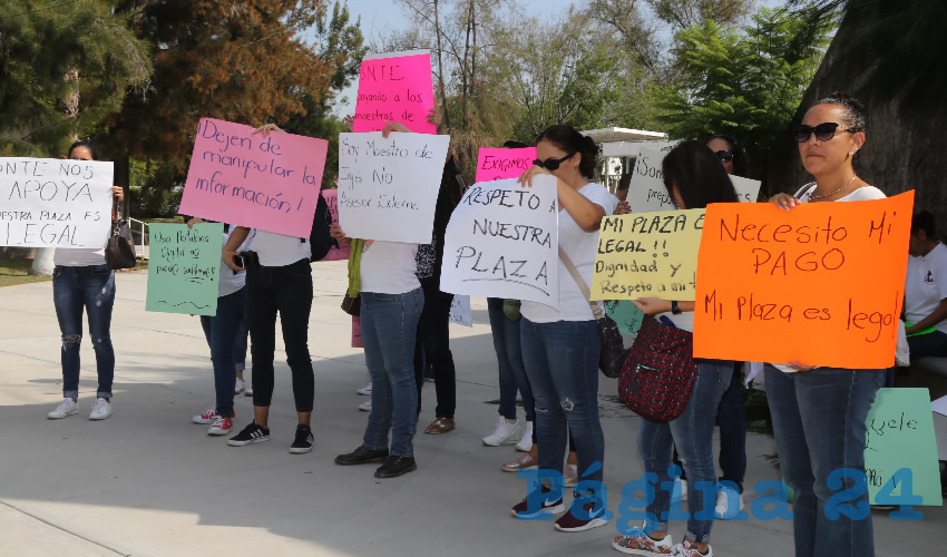 Profesores de inglés protestaron frente al IEA (Foto: Eddylberto Luévano Santillán)