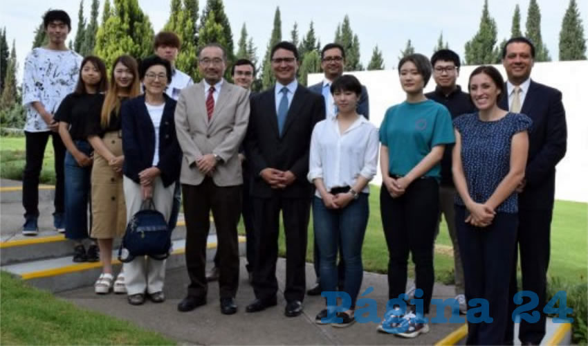 Bienvenida a alumnos y profesor de la universidad de teikyo 