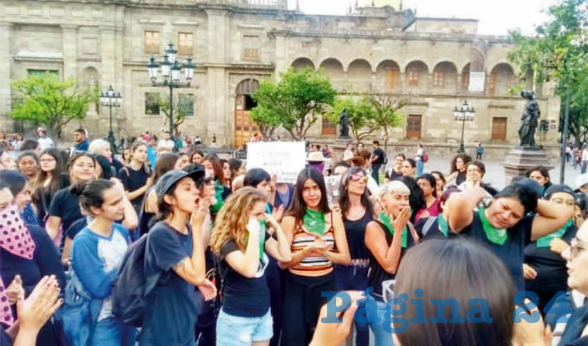 Ciudadanos lamentaron la pésima actitud de feministas radicales que se manifestaron el pasado viernes y destruyeron parte del mobiliario urbano en Ciudad de México; además, durante la protesta agredieron a periodistas/Foto: Especial