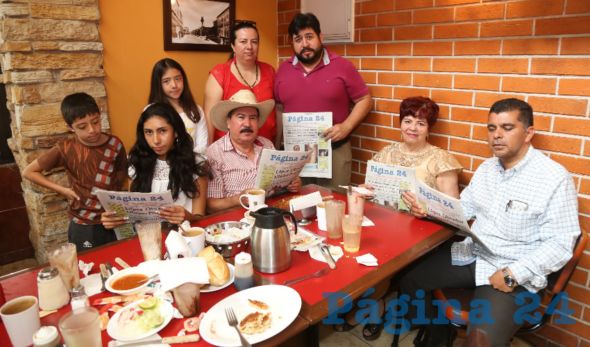 La familia P&eacute;rez Gordillo, visitante de Chiapas, desayun&oacute; en el restaurante Las Antorchas