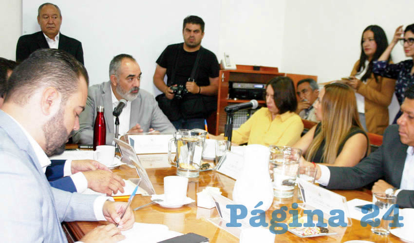 Todavía los sindicatos de trabajadores del Poder Legislativo tuvieron el descaro de exigir a los diputados un incremento de 10 pesos diarios para paliar el tarifazo; aún más, los legisladores lo aprobaron en la Junta de Coordinación Política/Foto: Francisco Tapia