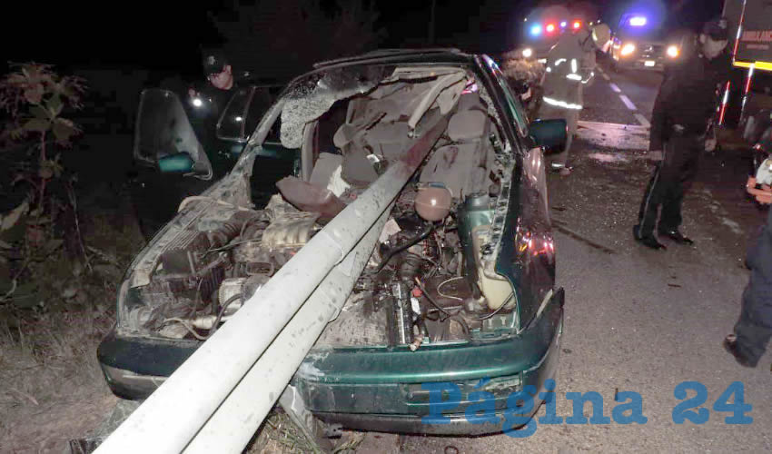 Sobre la carretera a Calvillo, el auto Volkswagen Jetta se estrell&oacute; contra la barra de contenci&oacute;n y &eacute;sta se incrust&oacute; en la unidad