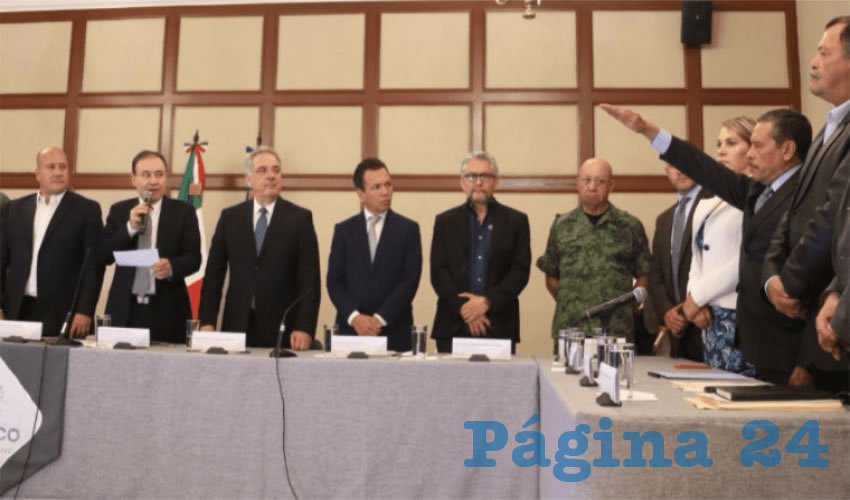 “Con la construcción de la Policía Metropolitana (…) hay un nuevo modelo y una nueva apuesta de largo plazo, de largo aliento, no queremos establecer plazos ni tiempo fatales, queremos establecer y refrendar el compromiso de que vamos a trabajar sin descanso para recuperar la paz y la tranquilidad”, dijo el gobernador Enrique Alfaro tras la toma de protesta del general en retiro/Foto: Cortesía