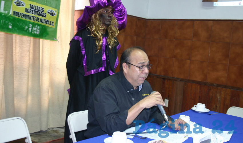 Carros como los Tsurus y los Chevys, además de los automotores a carburador no podrán circular bajo el programa “mercenario y recaudatorio” que pretende implementar Enrique Alfaro con sus verificentros, acusó Jaime aldrete, de los Talleres Acreditados Independientes. Agregó que el gobernador pretende deschatarrizar a Jalisco, con lo que no le importa el medio ambiente, sino hacer negocios a costa del pueblo/Foto: Francisco Tapia 