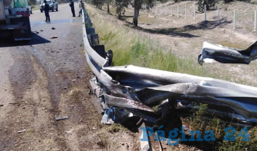 El tractocamión se estrelló contra la barra metálica de protección, en la carretera estatal 43