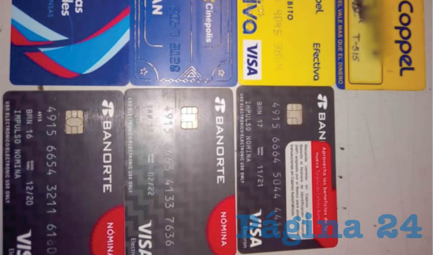 Las tarjetas departamentales y bancarias que portaban las rateras