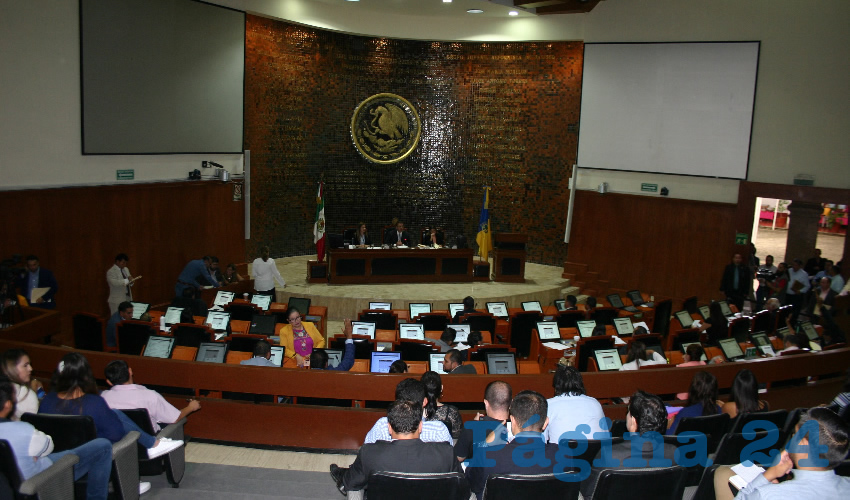 A más de cuatro meses de que diputados giraran a los ayuntamientos la modificación a la ley, sólo 73 de los 125 municipios de Jalisco le dieron luz verde; con estas cifras, diputados subieron al pleno la modificación que marca el recorte de dos magistrados del Tribunal Electoral del Estado/Fotos: Francisco Tapia