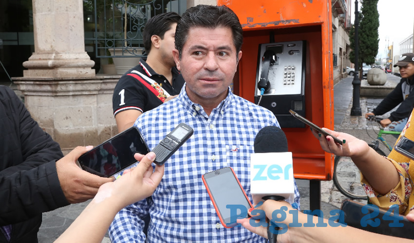 Jorge López Martín, teniendo como fondo una de las “300” casetas telefónicas naranja; .“La Víbora” no le ha ganado una, Jorge está invicto