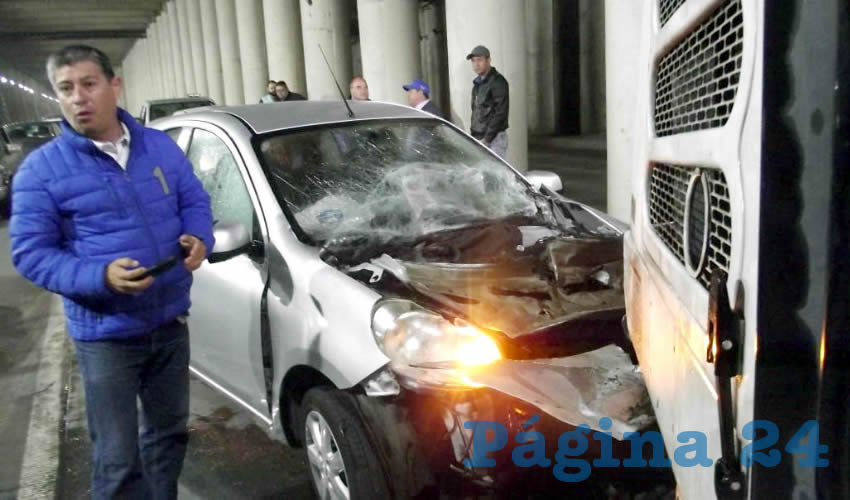 En el paso a desnivel de Exploplaza, Jazmín Núñez Alcázar estrelló su auto contra la unidad de la Secretaría de Servicios Públicos