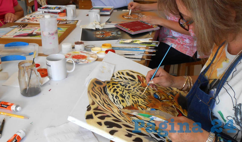 El Grupo de Pintura conformado por profesores de diversos Centros tiene como instructor al artista y dise&ntilde;ador gr&aacute;fico Jorge An&iacute;bal Reyes Barba