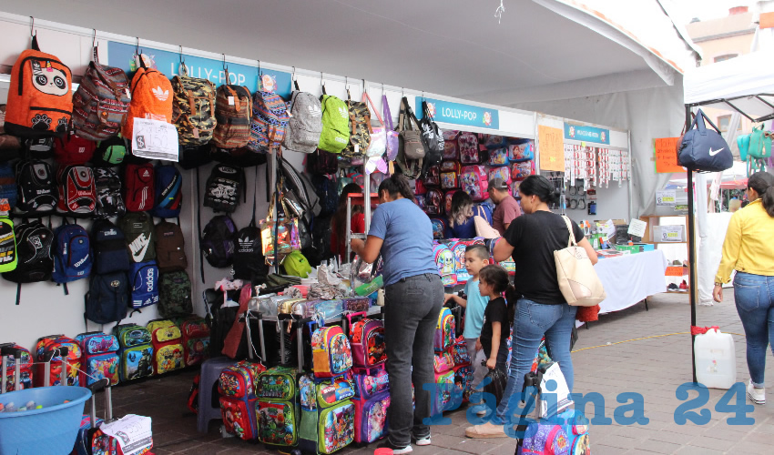 Será hasta el martes 27 de agosto que permanezcan los vendedores de útiles y productos escolares en la feria que se realiza en las inmediaciones de la Plaza Bicentenario