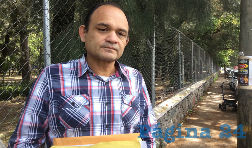 “Aquí a 10 pasos de la policía de Guadalajara me desmantelaron el carro, se llevaron la computadora, la batería, y las cuatro llantas, además de otros objetos de valor que traía adentro del carro, y es absurdo porque la policía no hizo nada”, criticó el afectado, Javier Becerra/Foto: Rafael Hernández Guízar 