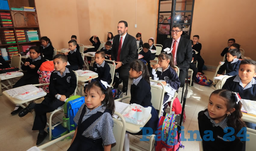 El mandatario informó que, en lo que va de su administración, 25 por ciento de las escuelas del estado fueron rehabilitadas, esto es, 1 mil 446 planteles de todos los niveles de educación, con una inversión global de 1 mil 52 millones de pes