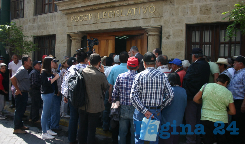Adultos mayores que piden que el transporte público sea gratuito para ellos y para personas con discapacidad, se presentaron en el Congreso de Jalisco para pedir que se lleve al pleno esta iniciativa popular, y sea votada a favor/Fotos: Francisco Tapia