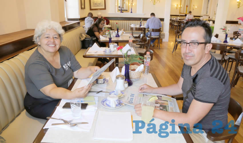 En Sanborns Francia almorzaron Guadalupe Castorena Esparza, representante de Movimiento Ambiental; y Miguel Vázquez Sánchez, presidente de Guardabosques de los Cobos